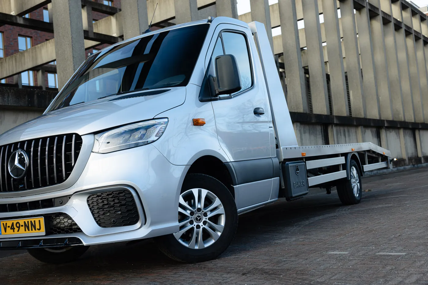 Zilveren Mercedes-Benz Sprinter autotransporter