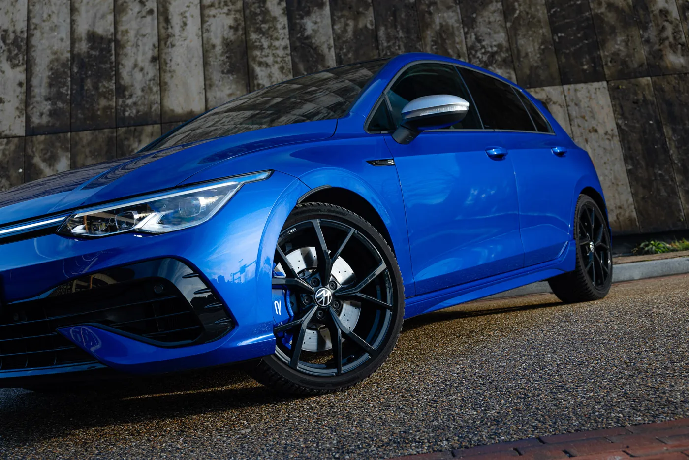 Blauwe Volkswagen Golf R